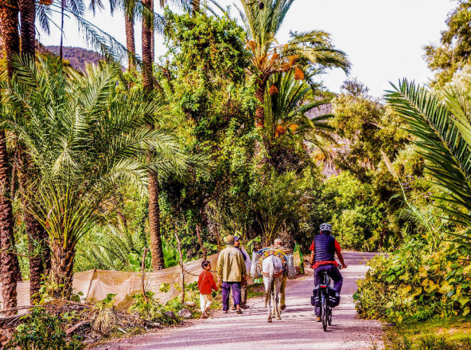 0011_Radfahren durch Oasen - Credit Hassan Bouhrazen